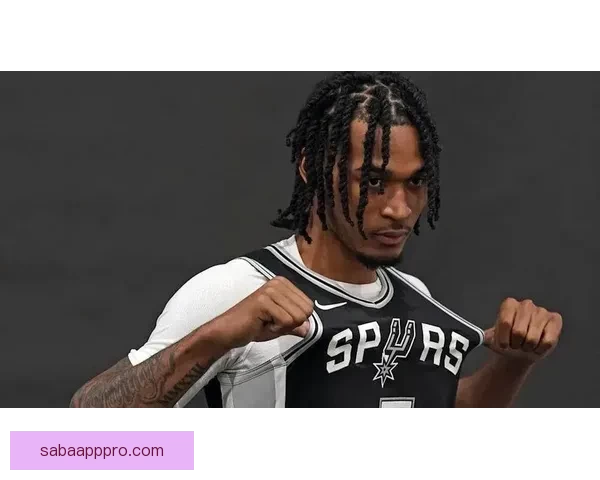 全队起立为卡斯尔庆祝三双创纪录邓肯19年历史比肩文班赞其本就优秀